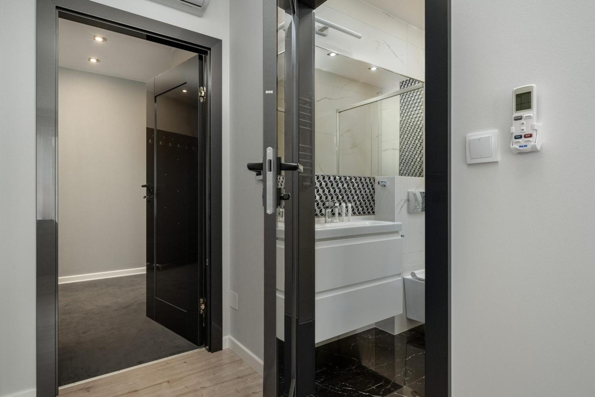 Luksusowy Apartament Z 3 Sypialniami, Klimatyzacja, Parkingiem I Biurkiem We Wroclawiu By Renters Prestige Экстерьер фото